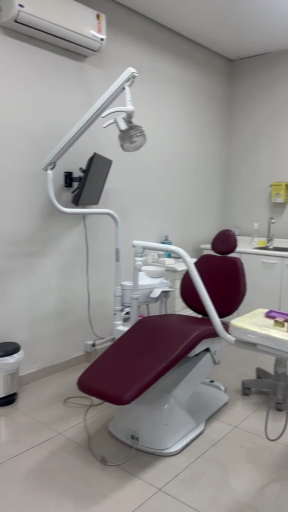 O consultório da Sorria Ariston, com a cadeira odontológica vinho